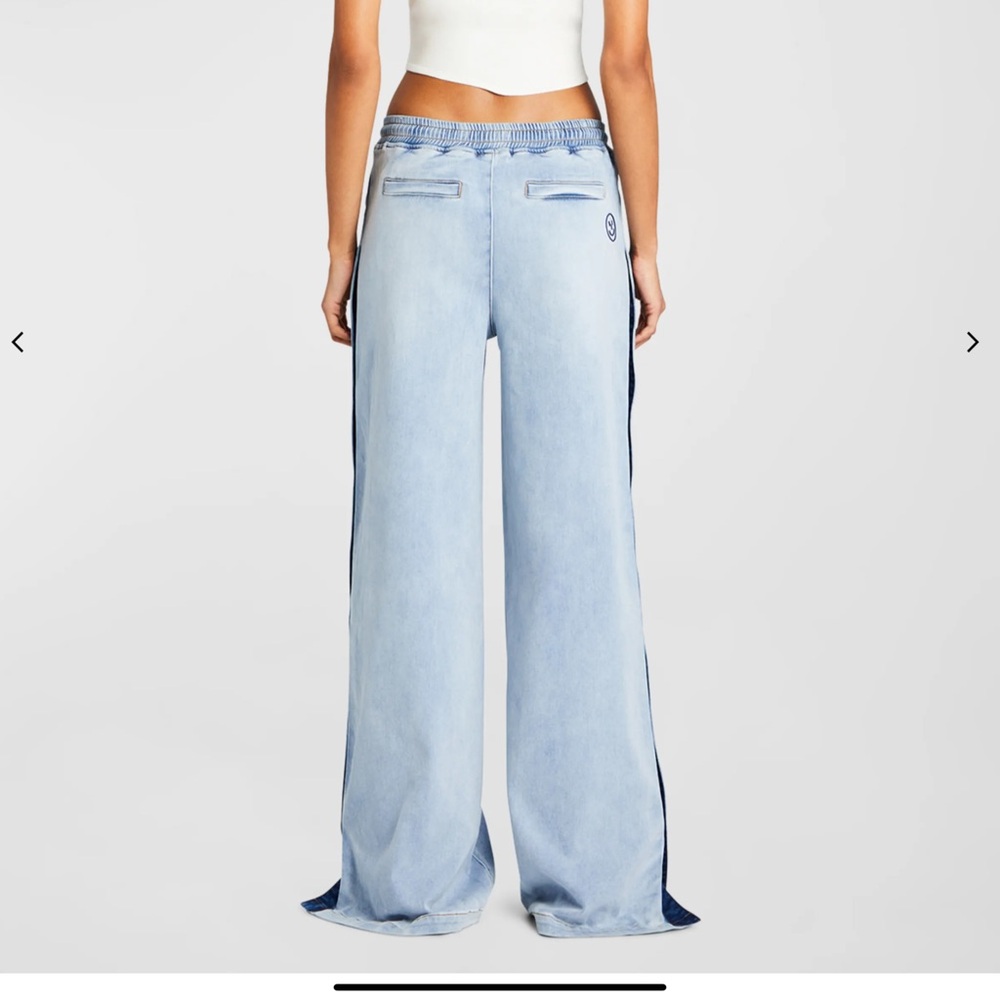 SER.O.YA Gabbi Wide Leg Light Blue Jeans - Picture 3 of 7
